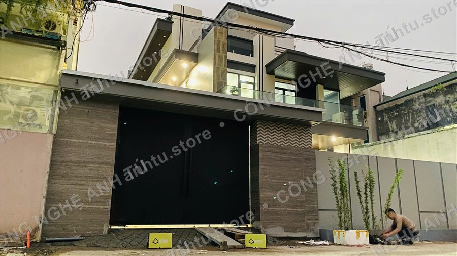 Cổng trượt tự động chạy trên ray do Công Nghệ Anh Tú lắp đặt